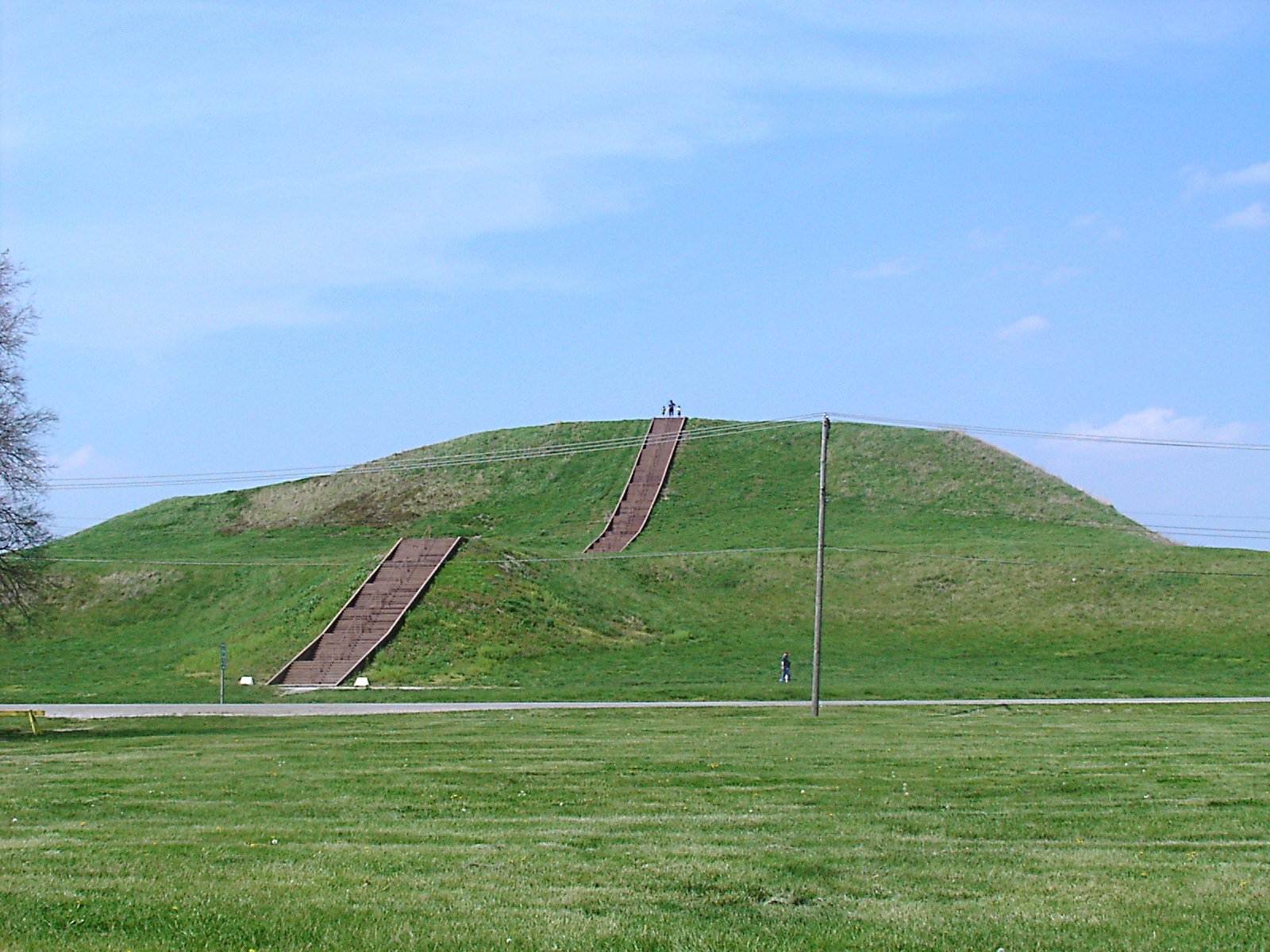 Monks Mound at Cahokia. Thousands of years ago, this pyramidal structure was one of the main buildings in the city. Image Credit: Wikimedia Commons / CC BY-SA 3.0.