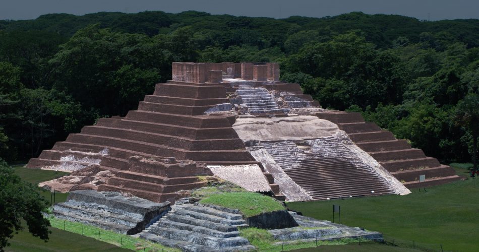 The Step Pyramid of Comalcalco. Shutterstock.