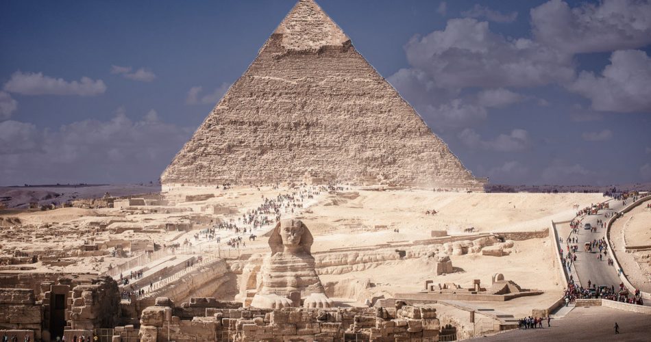 A view of the Pyramid of Khafre and the Great Sphinx. Image Credit: Wikimedia Commons.