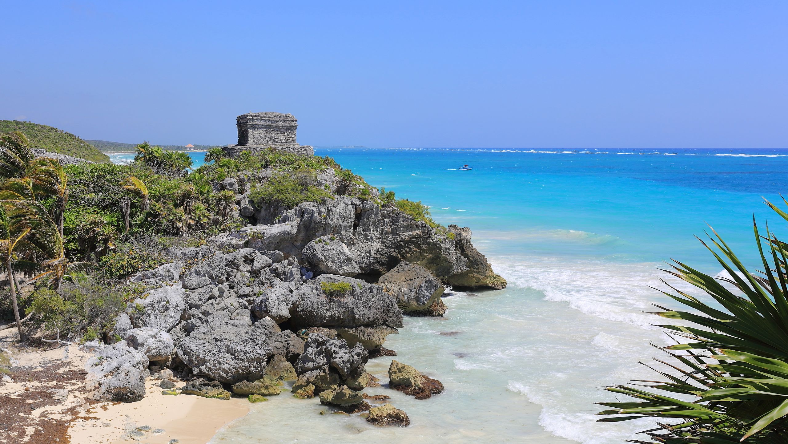 Incredible view at the temple of the Gods at Tulum. Image Credit: Wikimedia Commons.