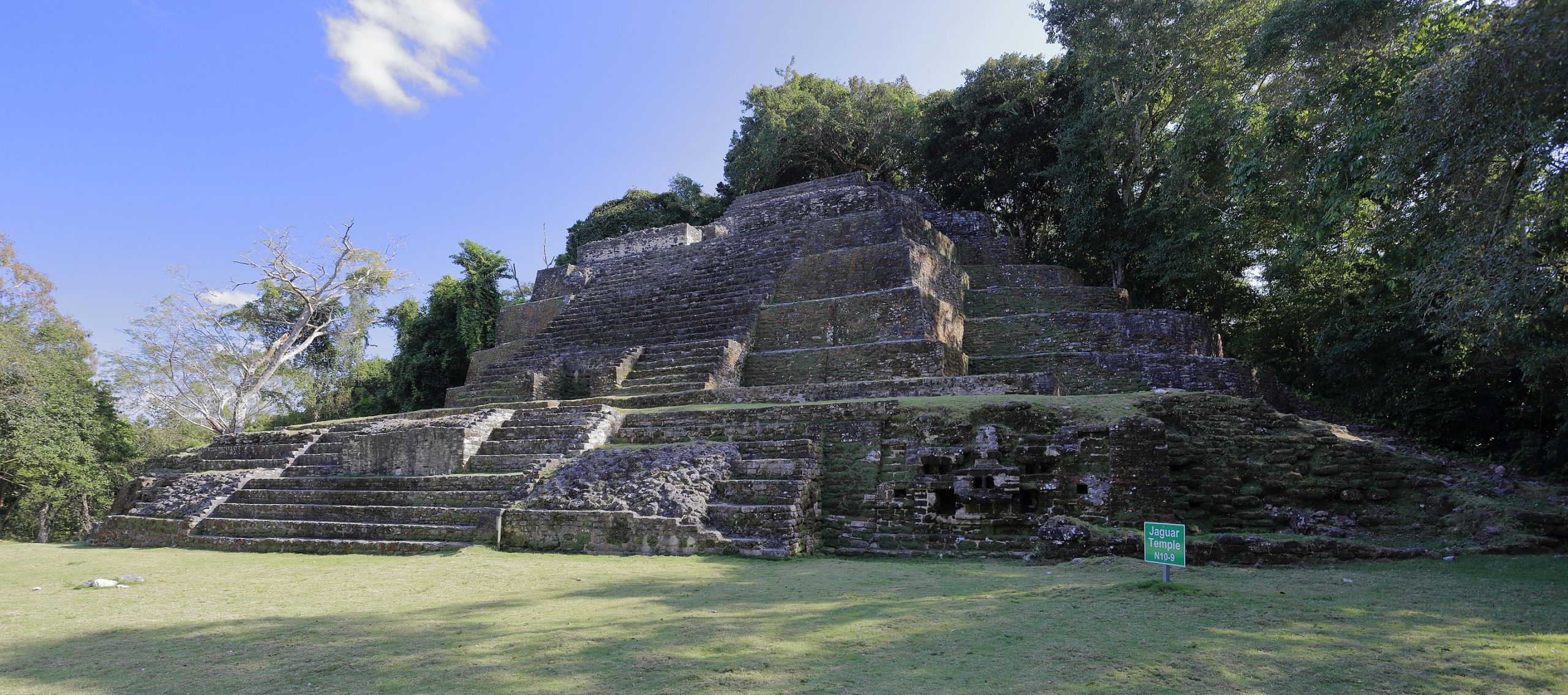 The Pyramif of the Jaguar at Lamanai. Image credit: Wikimedia Commons / Martin Falbisoner.